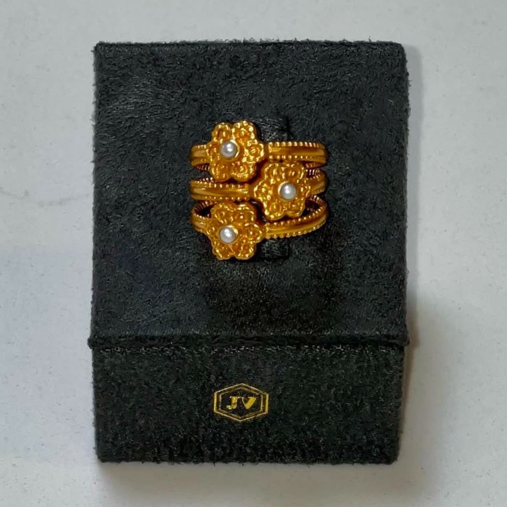 Julie Vos rings